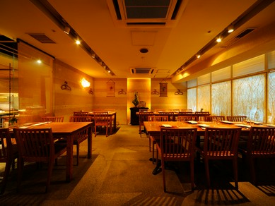 和の優しく温かい風情を残しつつ、開放感を持たせた店内