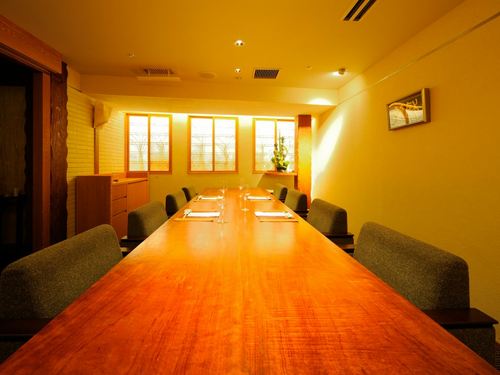 静かにお楽しみいただける、個室は接待や記念日におすすめ。