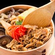 千葉県産コシヒカリの玄米わっぱめしは、他では味わえない食感と多彩な食材の旨みが味わえます。
