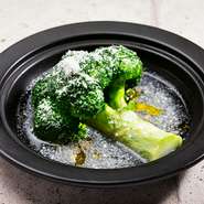 野菜本来の持ち味を生かし手を加え過ぎずシンプルに。写真はブロッコリーのタジン蒸し！
