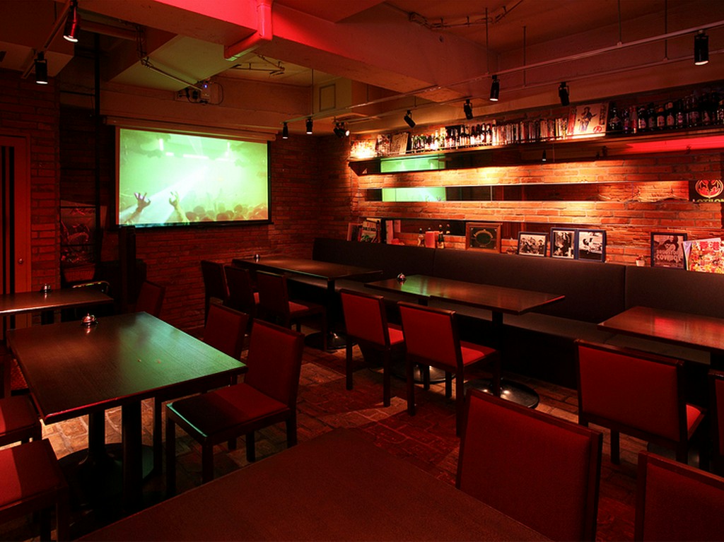 DJ機材、プロジェクター、マイク完備！　立食は最大40名収容可能