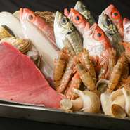 日本一セリが早く始まる「金沢中央市場」には、日本国内だけでなく、世界の海の幸も数多く届く市場。集められた有数の鮮魚の中から店主が吟味を重ね、新鮮な魚介を刺身や趣向を凝らした逸品として提供してくれます。