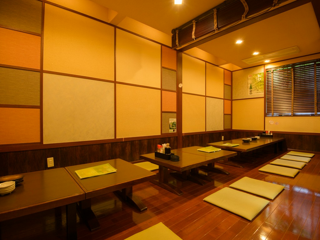 人気メニューが一堂に揃うコース料理を広々とした座敷で満喫