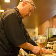 「自分の食べたいものをつくる」という料理人のこだわりから、ひと工夫加えたオリジナルのメニューが種類豊富に揃っています。素材を生かした和洋創作料理を堪能できる、とっておきの居酒屋です。