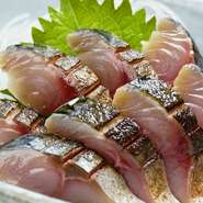 サバの脂と香ばしい香りがたまらない。