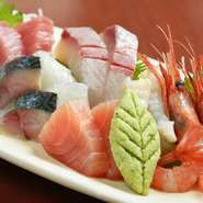 新鮮なお刺身が常時8種類以上も盛られた贅沢な一皿です。食べごたえがある分厚めのカットや、締め方、寝かせるなど魚ごとに手法も変化。魚を知り尽くした店主だから魅せることのできる『盛り合わせ』は必食です。