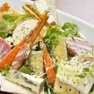 種類豊富なチーズと生ハムのサラダはワインにぴったり。