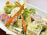 種類豊富なチーズと生ハムのサラダはワインにぴったり。