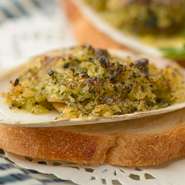 フレンチの名料理を彷彿とさせながらも、使用しているのは帆立ほどの大きさがある石川県の「万十貝」。ぷりぷりとした身の美味しさと、ガーリックバターの豊かな香りに、食欲がくすぐられ箸が止められなくなります。