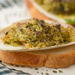 本格的なフレンチスタイルと店主のセンスが融合した『万十貝ガーリックバター焼』