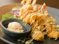  サクサクの衣を纏った「エビの天ぷら」に洋食スタイルの自家製マヨネーズソース。元々の相性の良さに加え、和・洋の二つの料理スタイルが見事に融合しています。弾けるような海老の身が口の中でほどける魅惑の味。
