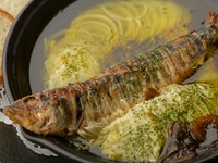 新鮮なイワシを丸ごとオリーブオイルに漬け込んであります。内臓もそのままに調理できるのは鮮度抜群だからこそ。玉葱の甘みとイワシの程よい塩気の相乗効果が高まり、お酒も良く進みます。