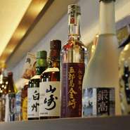 ワインや焼酎、石川県産の地酒も種類豊富。料理に合わせてみたり、自分好みのお酒を見つける楽しみも。