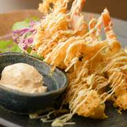 噂に聞いた「エビマヨ」をアレンジ。天婦羅のエビを使いサクサクした食感を演出、マヨネーズにも工夫を加えています。好きなだけエビにのせてお召し上がりください。一味違った「エビマヨ」をお楽しみいただけます。