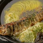 自ら厳選した素材だけを仕入れ、お刺身をはじめ様々な料理で提供しています。中でも魚を丸ごと調理した『自家製オイルサーディン』は新鮮な「イワシ」ならではのメニュー。素材本来の旨みを味わってください。