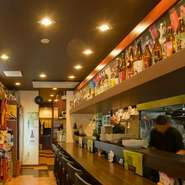 「17時48分」にオープンするのは、仕事終わりに立ち寄りやすい時間だからこそ。一日の終わりに体も心も笑顔になれる、地元の新鮮な食材をふんだんにも使ったバラエティー豊かな創作料理をご堪能いただけます。