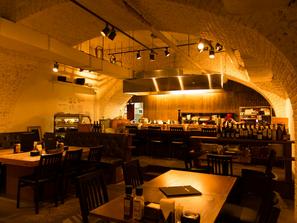 地下1階にある、大人のための隠れ家【HiGE】