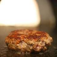 ハンバーグは牛と豚の合挽きと北海道ならではのラム肉を使ったハンバーグをご用意