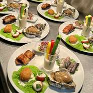 カラフルな色合いと美しい盛りつけがテーブルを彩る、【FUKUOKA】の料理の数々はまさにパーティー向き。大勢で利用すれば、美味しいワインをいろいろ試すことができます。クリスマスや誕生日にもオススメ。