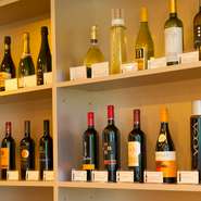 試飲会に足を運び、オーナー自ら厳選するワインの数々。「最近はリーズナブルな価格で美味しいワインが増えました」というお店自慢のワインはズラリと棚に並べられ、選ぶのも楽しいひとときです。