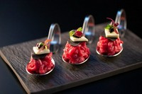 新鮮な黒毛和牛ユッケに、濃厚なクリームチーズとキャビア、トリュフ、種類の美味しさが楽しめるスプーン一杯の至福のひととき