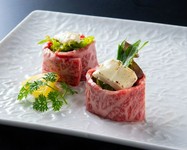 薄切りの上ロースで野菜を包み巻きしました。チーズがコクのある味わいを演出します。