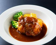 牛テールをじっくりと丹念に煮込んで仕込みました。上品な味わいで満足感一杯のシチューです。