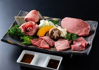 上質なお肉の盛合せ
■シャトーブリアン（150g） ■極上トロタンステーキ ■上タン塩 ■特上カルビ ■上ロース ■特選ハラミ ■焼き野菜