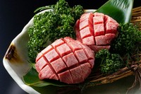 一頭につき一人前しか取れない最高級の希少部位を厚切りカットでお召し上がりください。口に溶け込むような奥深い味わいです。