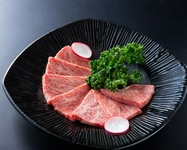 上品なサシの入りは、松阪牛ならではの肉模様。舌に残る美味しさは深い余韻を感じさせます。