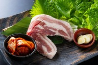 厚切りした豚カルビをタレに漬け込みました。お肉とキムチを野菜に巻いてお召し上がり下さい。