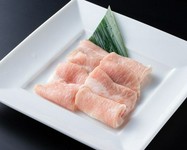 塩焼と甘味噌焼きからお選びください。
豚の頬から首の周りのお肉です。運動量の多い部位で歯ごたえの良さが特徴です。