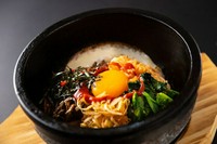 創業以来変わらぬ味わい。ナムルの美味しさと焦げごはんの香ばしさが大変美味です。
ハーフサイズ880円