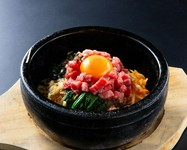 熱々のビビンバを引き立てる和風味のユッケが格別。