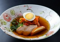 創業以来、伝承の味を大切に守り続けたこだわりが息づく永遠のロングセラー。
大盛/1,133円 小盛/858円