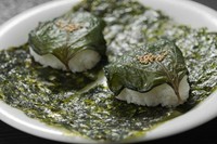 ご飯を「えごまの葉味噌漬け」で巻いたおにぎり
(食べ頃サイズ2個)