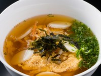 米粉が原材料のお餅を使用した韓国の家庭料理のお雑煮です