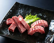 高級部位の「ザブトン」を厚切りのステーキカットでご堪能下さい。肉汁の美味しさが絶品です。