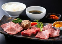 世界最高峰品質の松阪牛が御膳になって登場。お昼から松阪を贅沢にご堪能下さいませ。