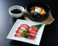 12種のお肉の中からお好きなお肉を２種、同じく10種のご飯ものの中からお好きなご飯ものを１種チョイスできる人気のランチ！