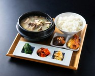 ［具だくさんテールスープ・白ごはん・白菜キムチ＆大根キムチ・ナムル・モツ土手煮・チヂミ］