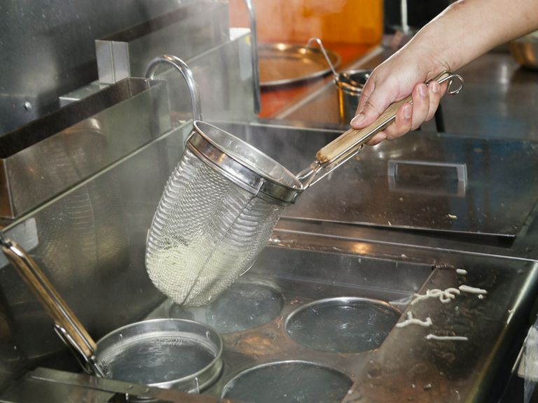 福岡の製麺所より取り寄せる低加水麺を使用