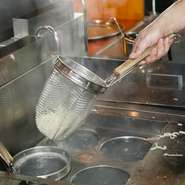 福岡の製麺所より取り寄せる低加水麺を使用