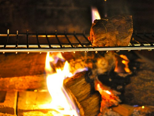 薪のスモーキーな香りが、肉の味を引き立て至極の一品に仕上げる