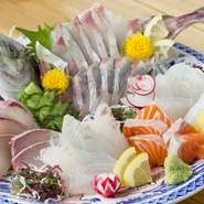 長崎近海でとれた旬の魚介を中心に使った目で見て食べて楽しめる豪華な海の幸の盛合せです。その日の朝とれたばかりの新鮮な魚を使って盛り付けも工夫し、美味しいタイミングでお出ししている当店自慢の刺身です。