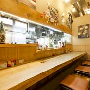 掘りごたつの座敷が広がる店内には、一枚板のゆったりとしたカウンター席もあります。1人の時にオススメです。スタッフと世間話に華を咲かせたり、自慢の刺身や料理に合わせた日本酒で楽しいひとときが過ごせます。