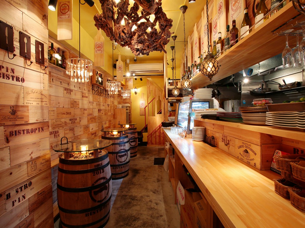 立ち飲みスペースはパイプ椅子で座ってもOK