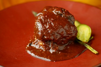 上質な国産牛を選び、手間と時間をかけてさらにランクアップ『3日仕込み！　牛ホホ肉の赤ワイン煮』