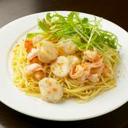 エビとホタテのオイルパスタからすみがけ