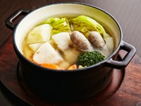 角切りの京もち豚とソーセージ、玉ねぎ、キャベツ、ジャガイモなどを自家製ブイヨンで煮込んだ一皿。